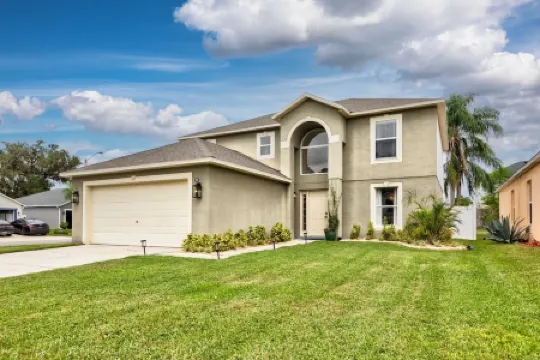 Spacious 4+1 bedroom house in Sanford with fast WiFi, A/C, & sleeping up to 12!