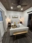 The Red Dog Cottage In The Woods w/ Hot Tub