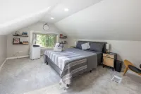 Cozy 4-bedroom house in adorable Evanston with WiFi, AC