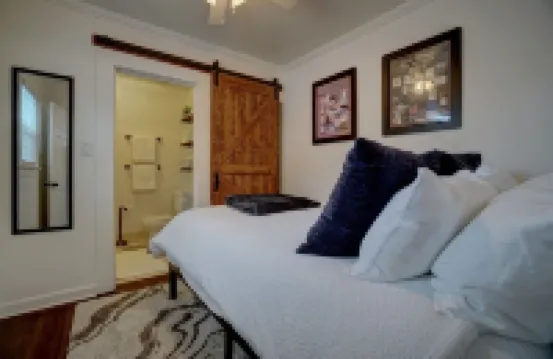 Cozy little cottage W/ private yard in town