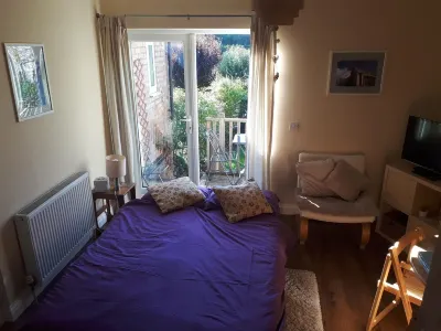 £85/night cosy annex in the beautiful  suburbs of Nottingham. Close to shops! Hotel dekat Newstead Abbey