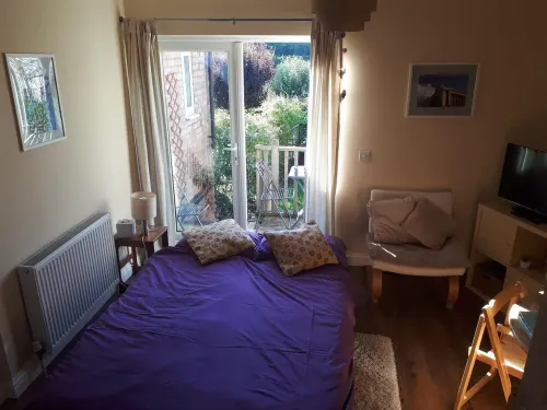 £85/night cosy annex in the beautiful  suburbs of Nottingham. Close to shops!