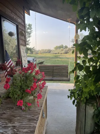 Cozy country Cabin on the Big Horn River, 7 miles from Hot Springs. Отели в г. Лусерн