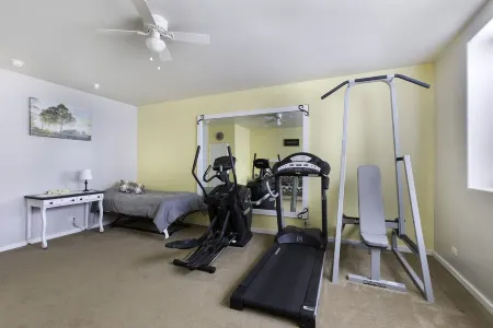 Quiet country getaway with STUNNING VIEWS, 4 bedrooms, 3 1/2 bath, large garage. Отели рядом с Rifle