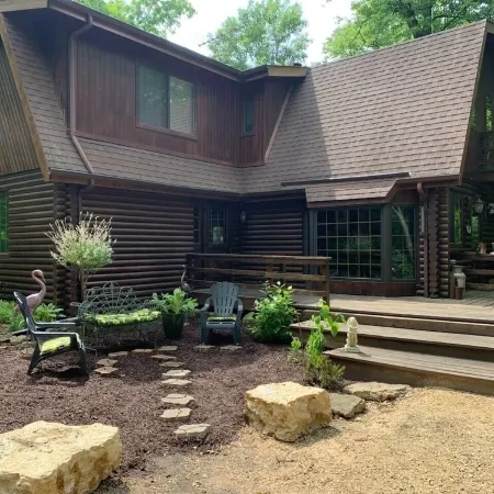 Beautiful Log Cabin with Fireplace, Fire Pit, Hot Tub & Wifi