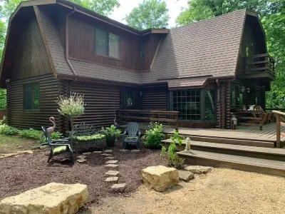 Beautiful Log Cabin with Fireplace, Fire Pit, Hot Tub & Wifi