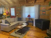 Treehouse River front with Mountain View-Wifi/Cable and Hot tub