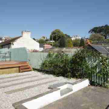 Private garden & central location  within 5 min walk of town Hotel Exterior