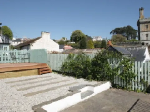 Private garden & central location  within 5 min walk of town 福伊酒店