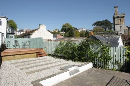 Private garden & central location  within 5 min walk of town Отели в г. Фоуи