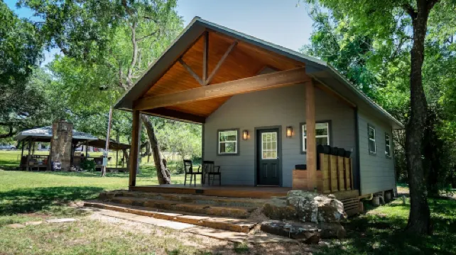 Tiny Home in Canyon Lake 5 mins to Lake & River, Prime Area, Pet Friendly