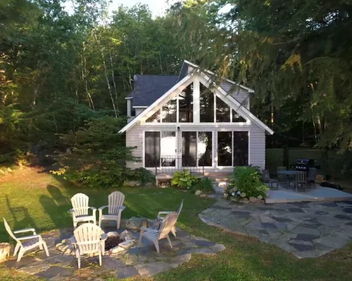 Beautiful Phillips Lake Home. Hotels in Dedham