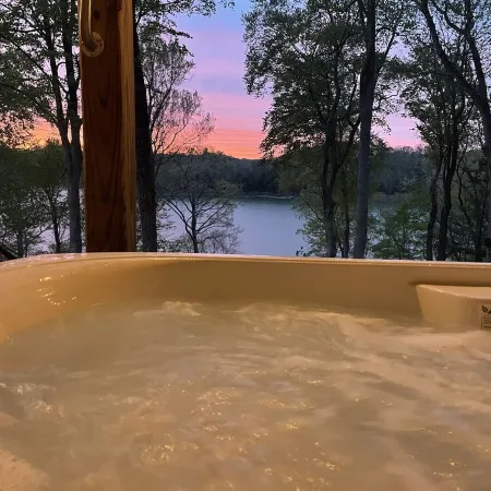 Lake Bluff Paradise on Lake Cumberland. Game Room and Hot Tub Sept 15-May 15!