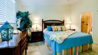 Beach pool House  Family Vacation Home. Alvin's Island - Holmes Beach, FL 34217. #753附近的飯店