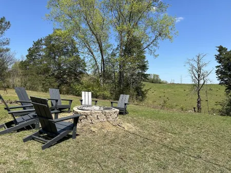 Sleeps8 w/ hot tub, pool table/ fire pit, plenty of outdoor seating w/ big yard Отели рядом с достопримечательностью «Sims Point»