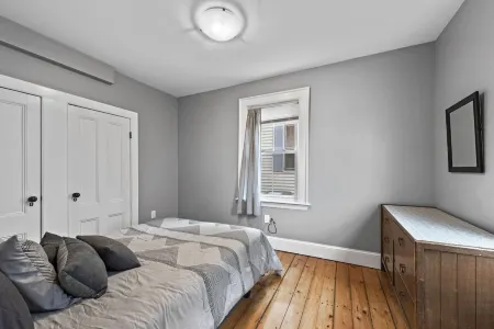 Unit1 Beautiful PRIVATE LARGE 3 bedroom/2 bath townhome. Close to ALL HISTORIC Отели в г. Сейлем