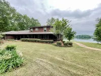 Waverly Lakehouse - private cabin, lake view, close to Old Waverly/Mossy Oak