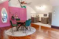 Groovy Attic Apt in Starland District