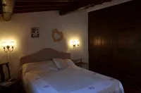 Located in Old Antibes, 2 Steps from Shops, Sleeps 2 to 3
