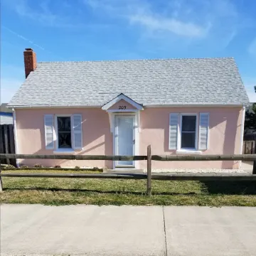Vintage beach bungalow. Steps to beach! Bring your dog!