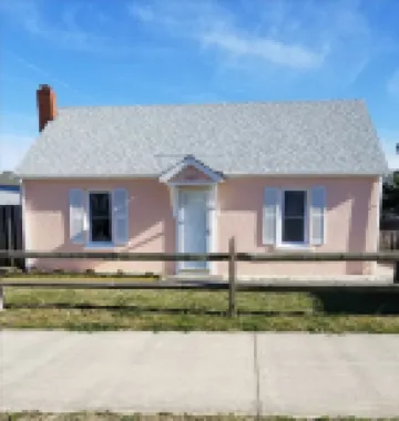 Vintage beach bungalow. Steps to beach! Bring your dog!