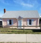 Vintage beach bungalow. Steps to beach! Bring your dog! 킬데빌힐스 호텔