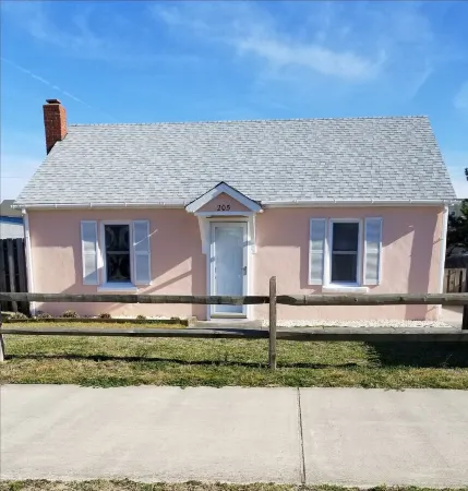 Vintage beach bungalow. Steps to beach! Bring your dog!