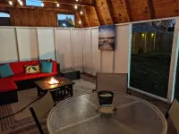 Relaxing 2 bedroom cottage w/ hot tub and air hockey/ping pong table