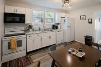 Cozy Modern 3-bd, Pet Friendly, 12 miles from RRG!