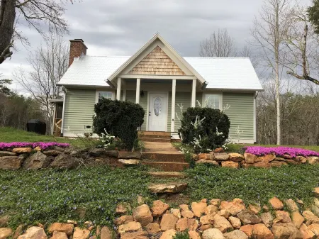 The Dock Barnard Farm-historic 1890 charm seamlessly blended with modern comfort Отели рядом с достопримечательностью «Bartram Trail: Wallace Branch to William's Pulpit»