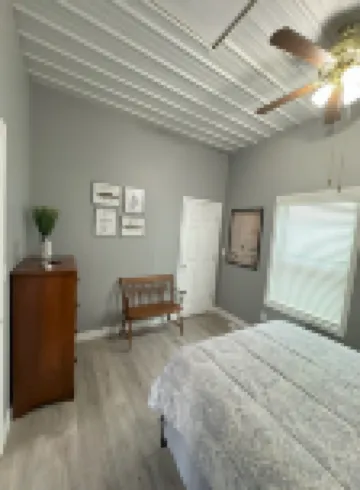 Lake Front charming 2-bedroom house, at Rough River Lake.