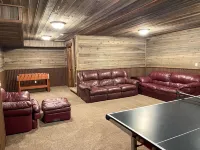 Henry's Rustic Retreat - Walk to Henry's Outlet - 20 mins to West Yellowstone!