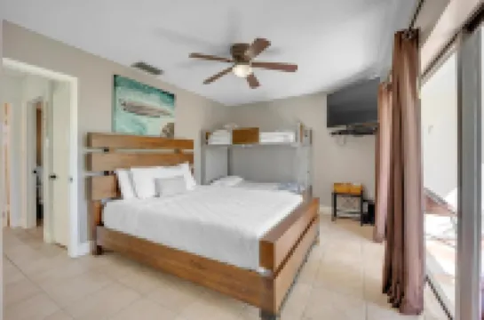 Overlooking the Lagoon and Pool Includes Use of Golf Cart & 2 Kayaks