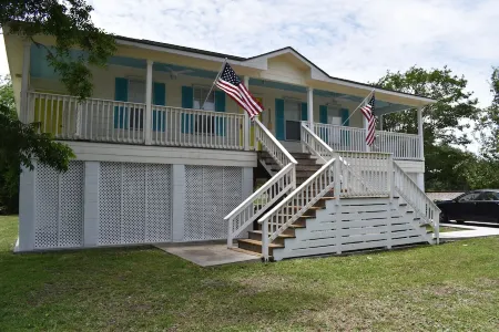 Come enjoy some laid-back beach vibes. Walk to the beach, shops, restaurants.