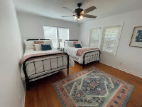 Charming, cozy cottage located 1/2 mile, or 3 min. walk to Kyle Field.