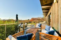 Menemsha Pond views & access! Mid-century renovated beach house. Dogs welcome.