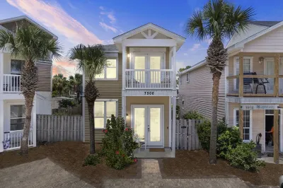 Stunningly Renovated Beachfront-Steps to White Sand, Gulf Views, & Pool Paradise Các khách sạn gần St. Andrews State Park