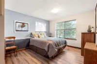 Stunning views, Strong Wi-fi, and Private Beach!