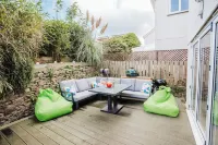 Luxury Cottage with hot tub -3 min walk to the beach