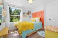 Jaw-dropping artistic mid-century modern home! Close to medical centers