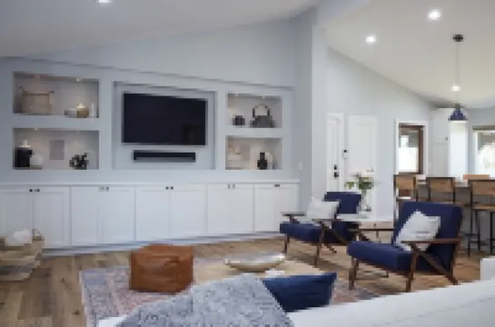 Gorgeous Detached Custom Craftsman Home - Walk to Beach!