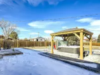 Allow Pets, View of Downtown, 5mins to Waterworld, Game Room, Firepit, Hot Tub Hotels in Sherrelwood