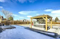 Allow Pets, View of Downtown, 5mins to Waterworld, Game Room, Firepit, Hot Tub