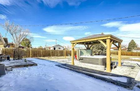 Allow Pets, View of Downtown, 5mins to Waterworld, Game Room, Firepit, Hot Tub