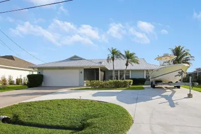 Hidden Treasure with Large Heated Pool near Boat Park Hotel dekat Port St Lucie Botanical Gardens