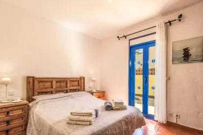 Unique Moroccan  style detached villa with  private pool n a prestigious area! Hotel dekat Puerto de Corralejo