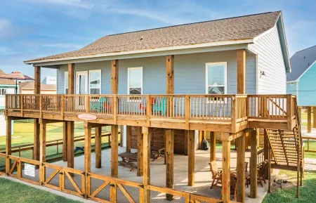 Newly Painted, Luxe 4/4,  Steps to Beach, Fenced, Dog Friendly with Hot Tub