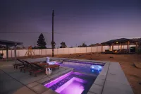 Private pool & house-10 min from the park. SALTWATER Pool and SPA, EV Charger.