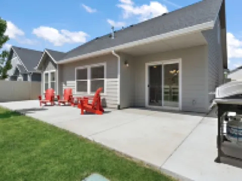 Comfy “Idahome” just minutes from downtown Eagle. A perfect 3BR family gem! Hotels in Eagle