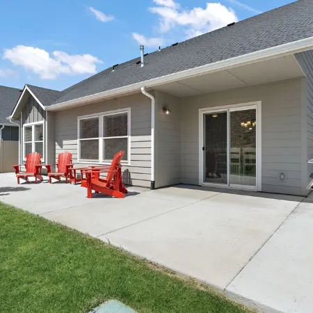 Comfy “Idahome” just minutes from downtown Eagle. A perfect 3BR family gem!
